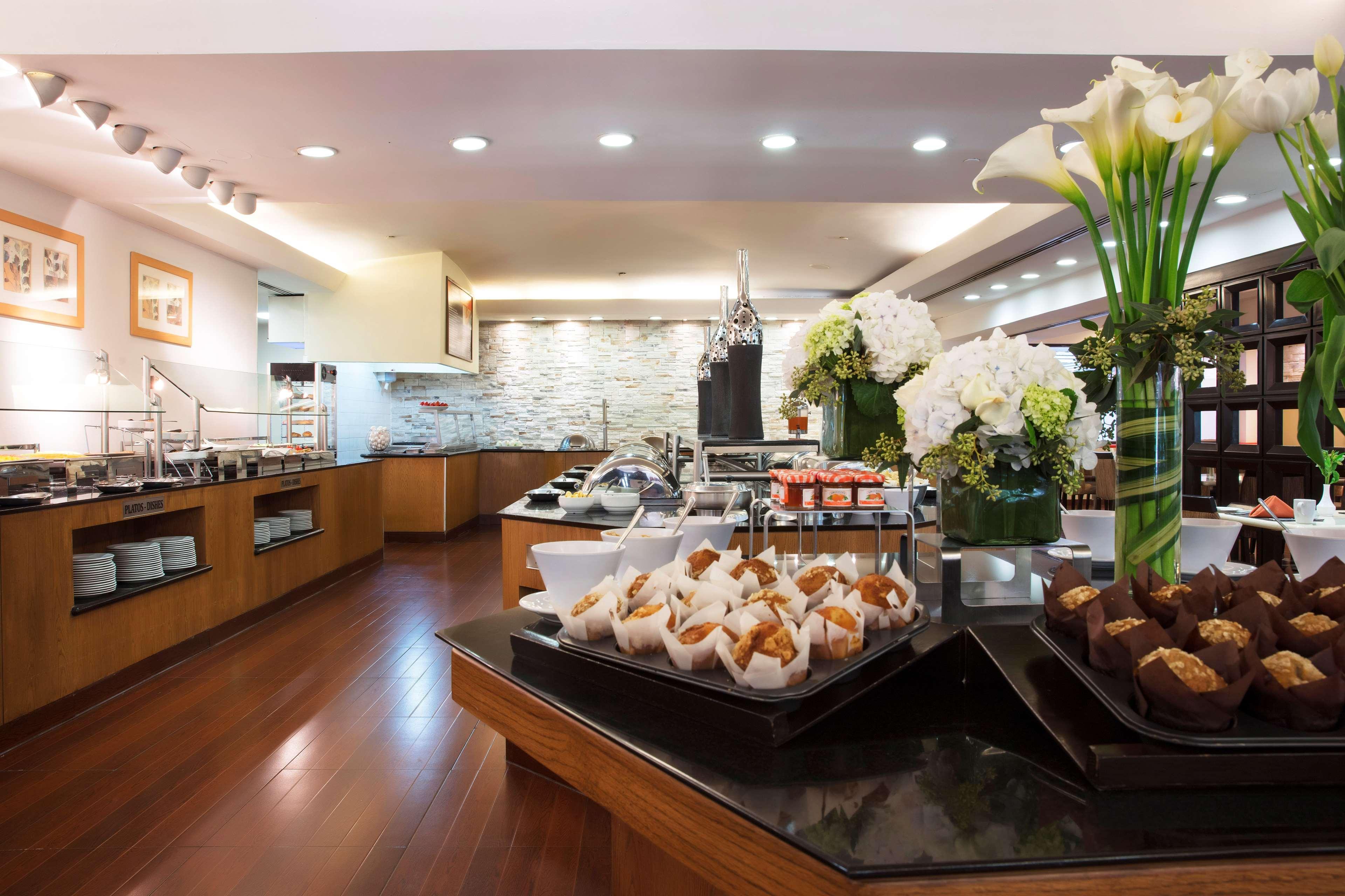 Hotel Barcelo Guadalajara Extérieur photo The buffet at the lounge
