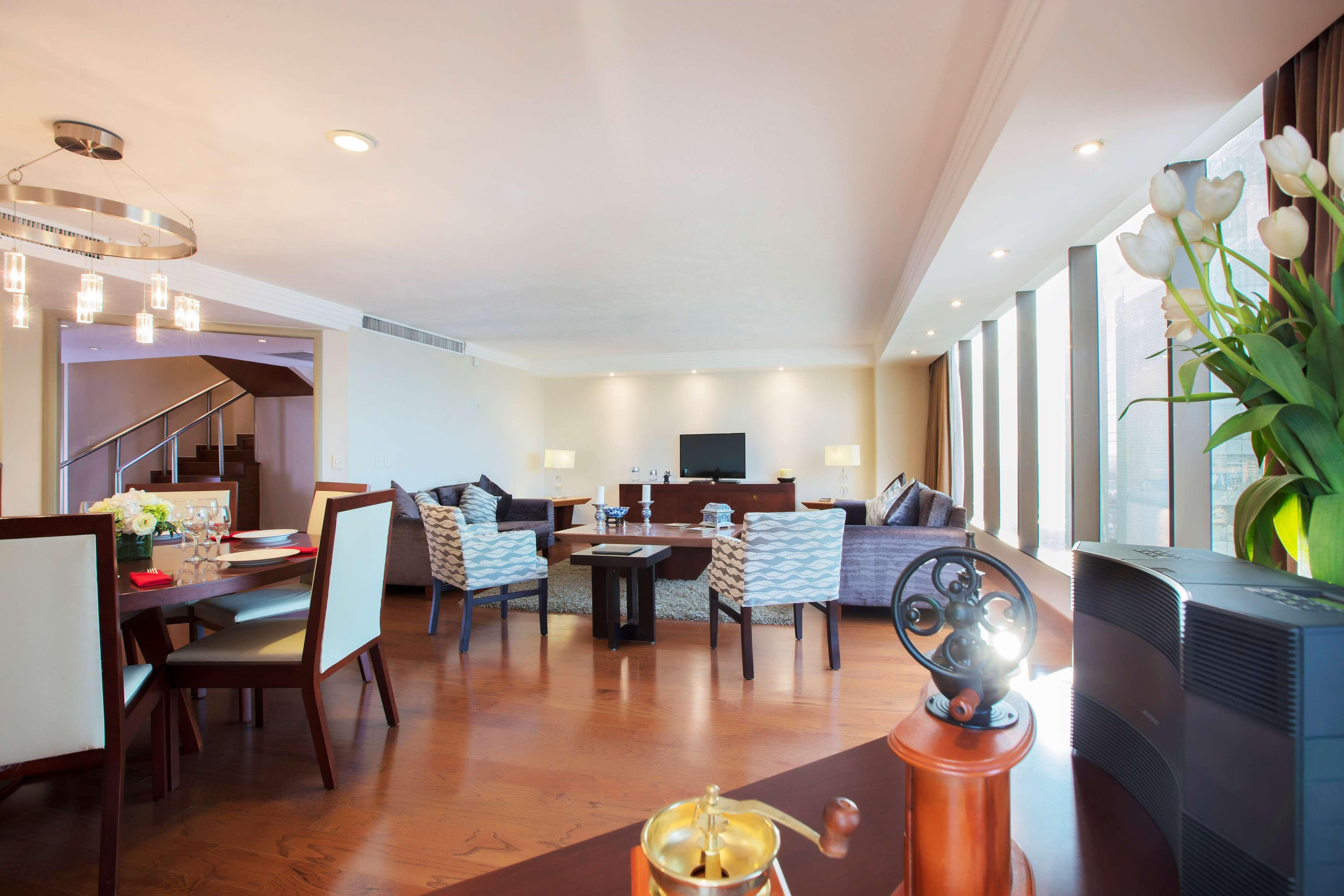 Hotel Barcelo Guadalajara Extérieur photo A suite at the hotel