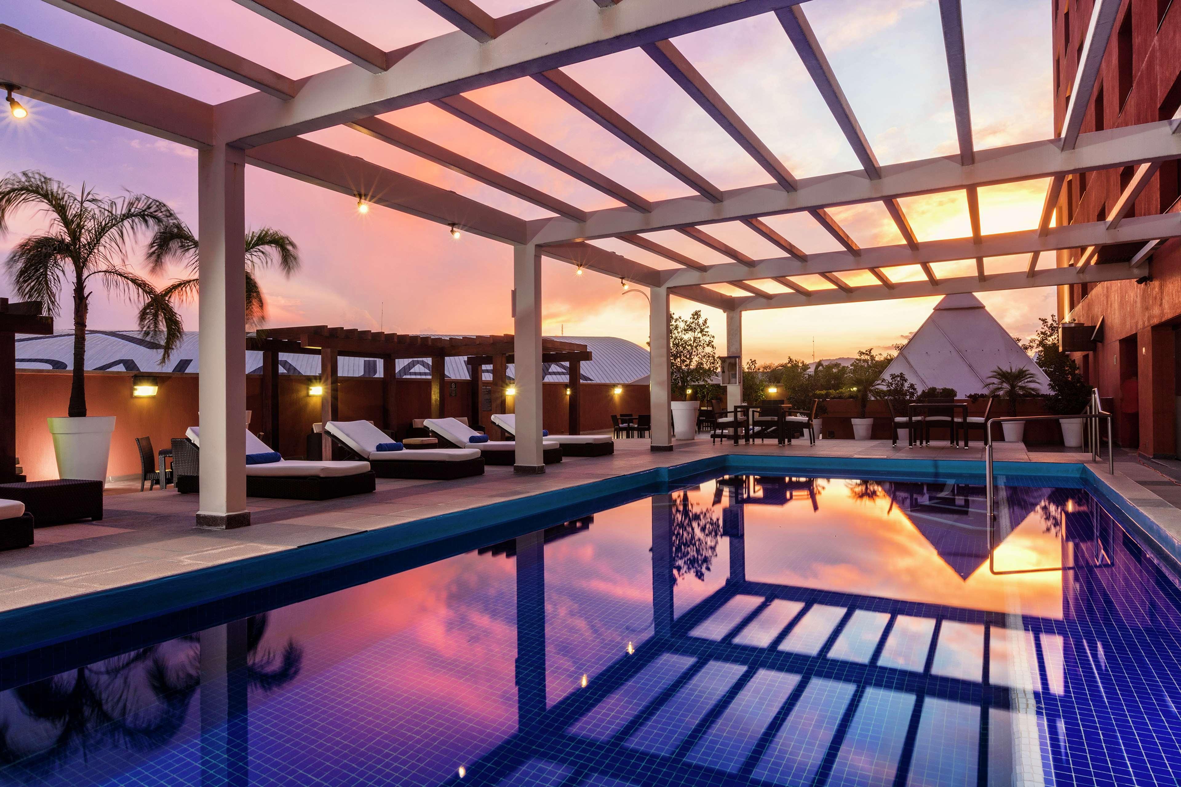 Hotel Barcelo Guadalajara Extérieur photo The pool at the hotel