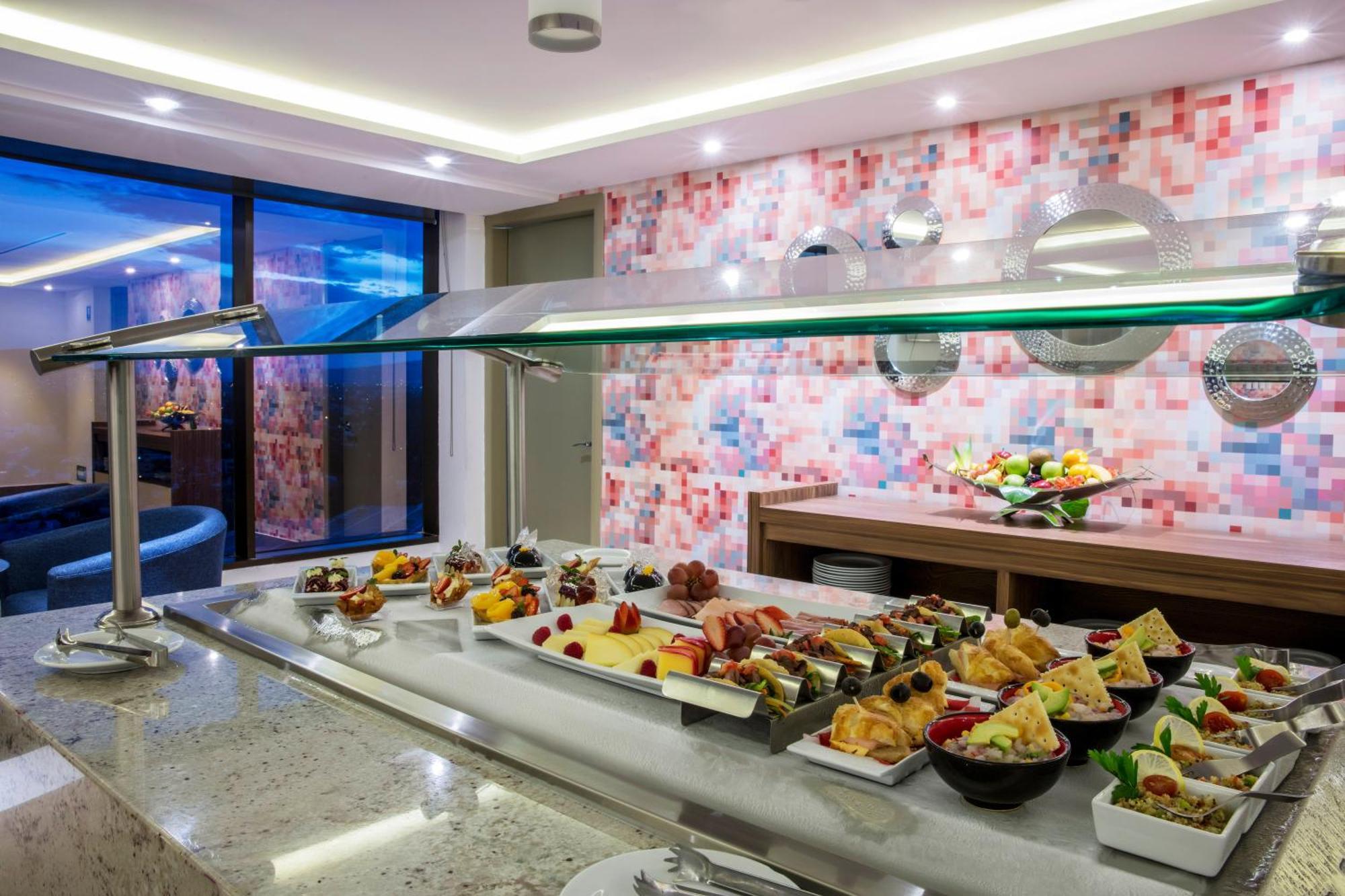 Hotel Barcelo Guadalajara Extérieur photo A buffet at a hotel